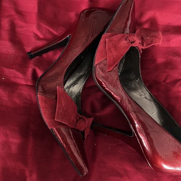Red patent with bow high heel dressy shoe. - Picture 4 of 4